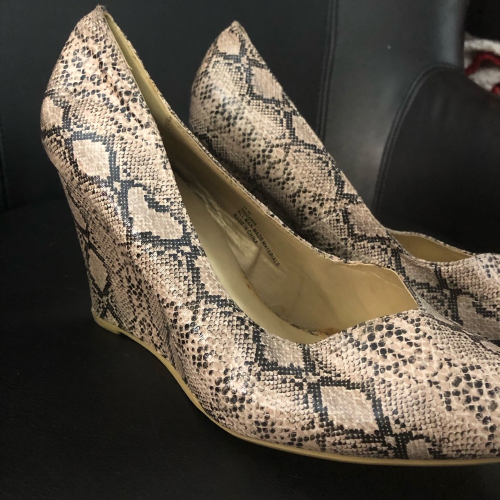 Torrid snakeskin wedge shoes size 11